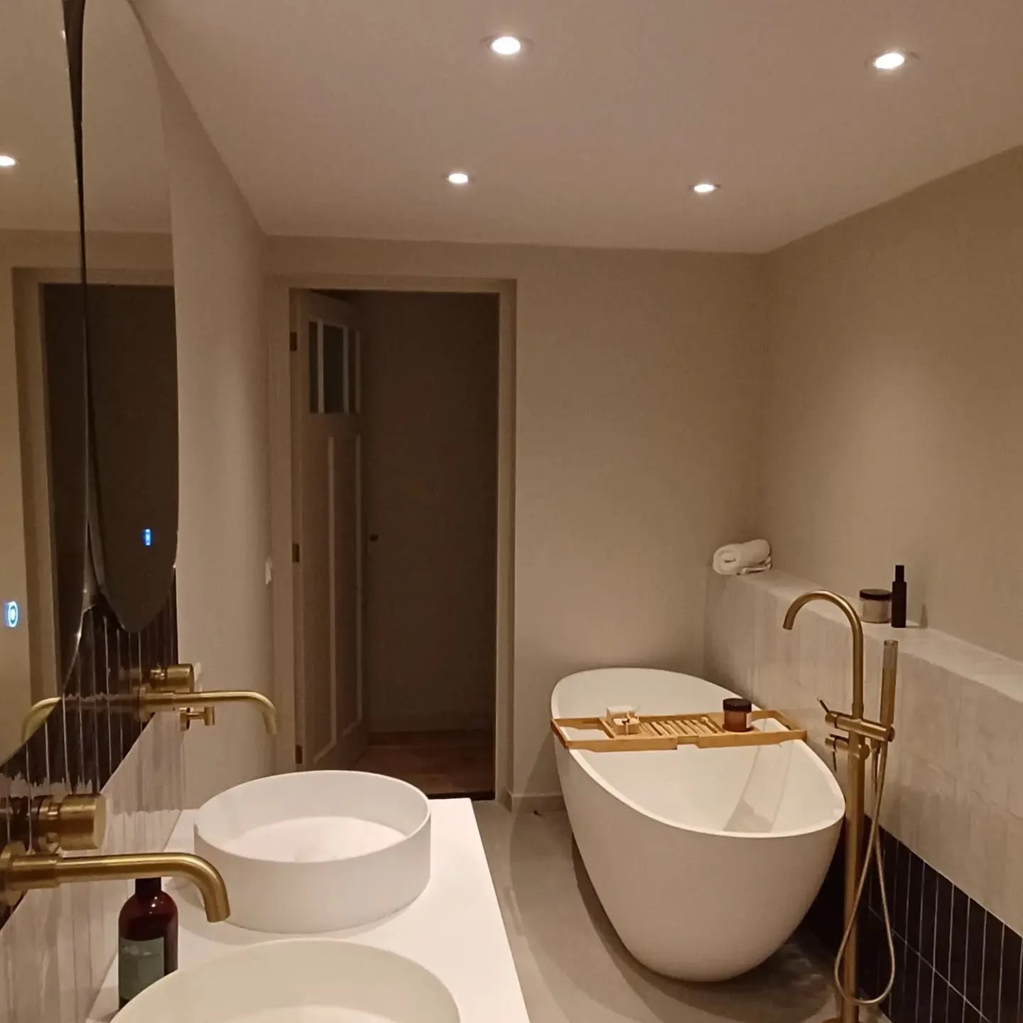 Hotel chic badkamer: Een vrijstaand bad en gouden details