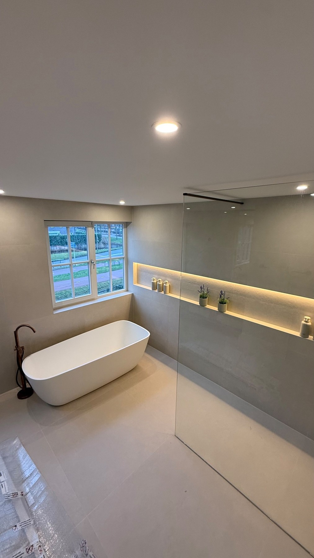 Tijdloos modern badkamer: Rustige lijnen en sfeervolle verlichting