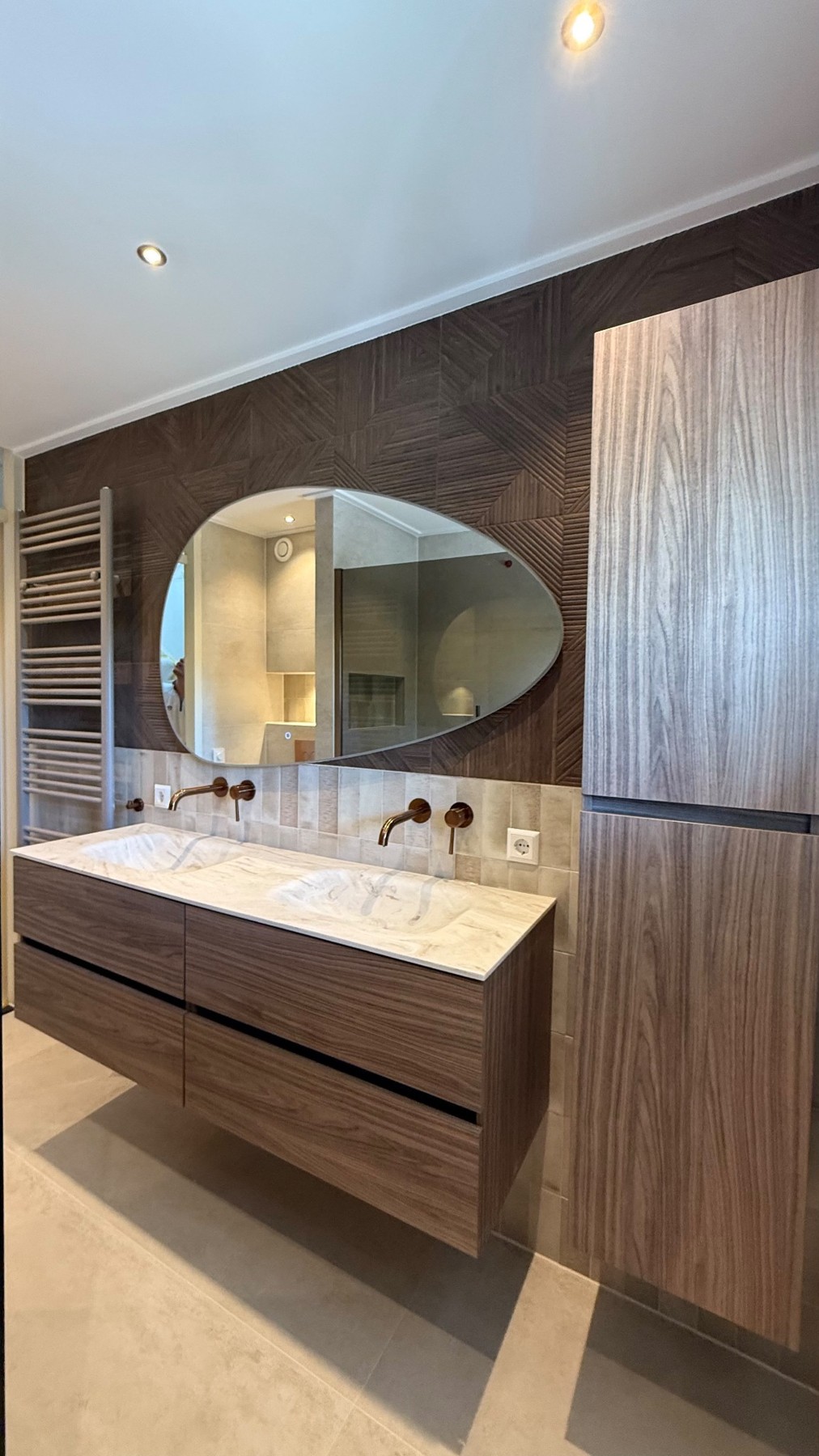 Warm & natuurlijk badkamer: Hout, marmer en zachte vormen